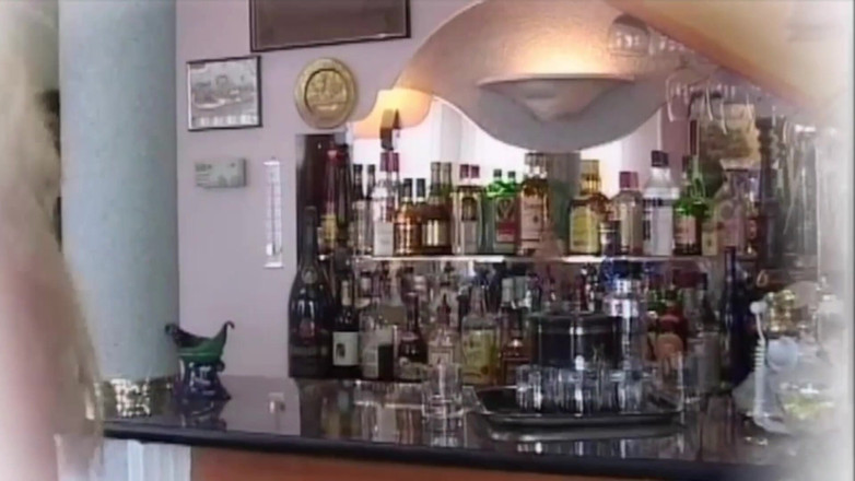 Inthe MILF room: Pijpbeurt, tietenbeurt en een goede neukpartij aan de bar