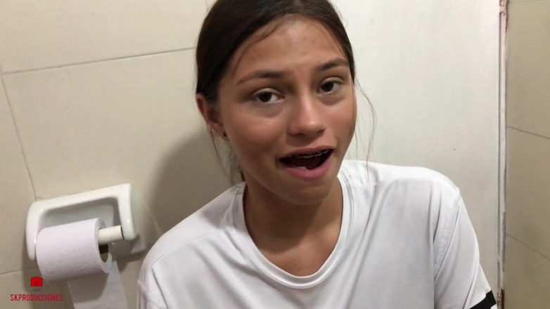 Stefanysex: Adik tiri miang menemui saya melancap di bilik air dan...