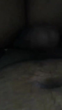 Üvey anne sari değiştiriyor ve üvey oğlu çıplak mastürbasyon yaparken üvey anne sakso çekiyor