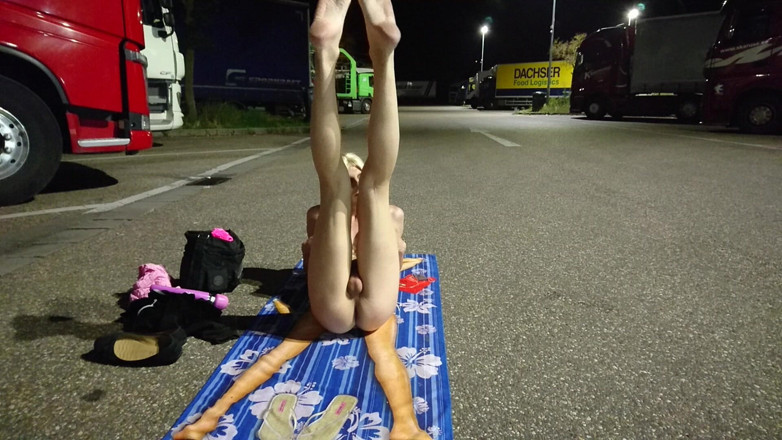 sweetfeet29: Nue par les camionneurs