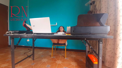 Regina Noir: SeXretary - Telecamera in ufficio. Segretaria senza mutandine. Segretaria nuda