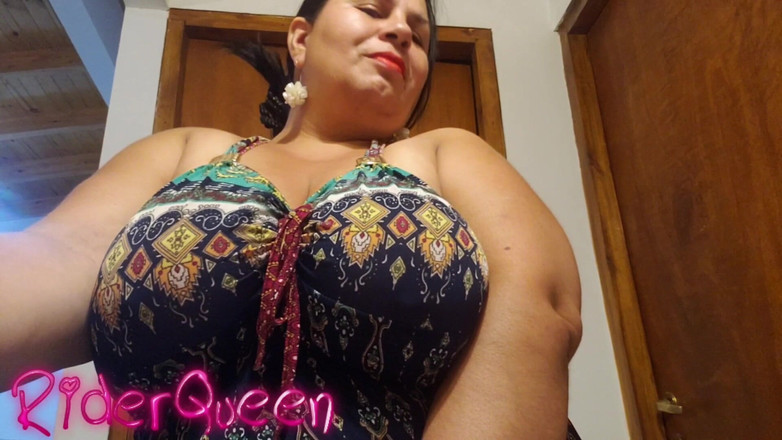 Riderqueen BBW Step Mom Latina Ebony: Милфа показывает большие сиськи случайно