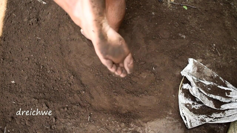 Dreichwe: Digging with the feet