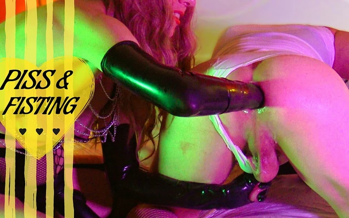 Fetish Explorers: Pegging, pissar och fisting till min lesbiska sissy flickvän!