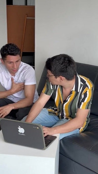 Um Cliente Me Ligou Para Consertar O Laptop, Encontrei Muita Pornografia Gay E Decidi Dar Um Desconto Para Ele Transar Com Ele