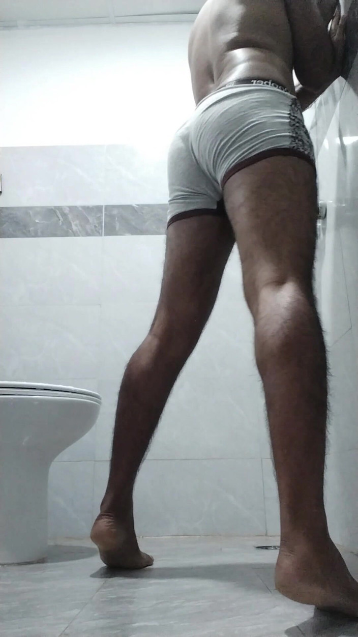 Liam Brandon: Khoe mông