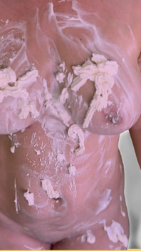 Wifey ama limpiar su cuerpo perfecto con crema de afeitado