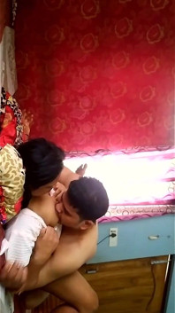 Indische Bhabhi diep in de keel en pik berijden met vriendje - romantische seksvideo