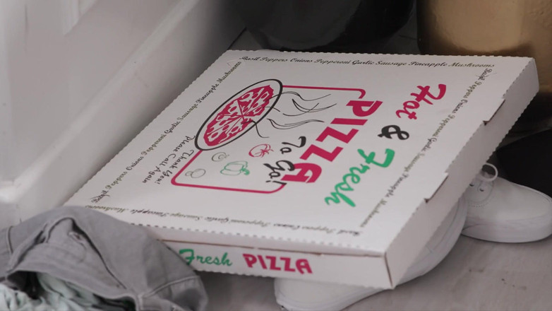 Interracial Blowbang: Interraciale blowbang - hete roodharige heeft geen honger naar pizza, maar...