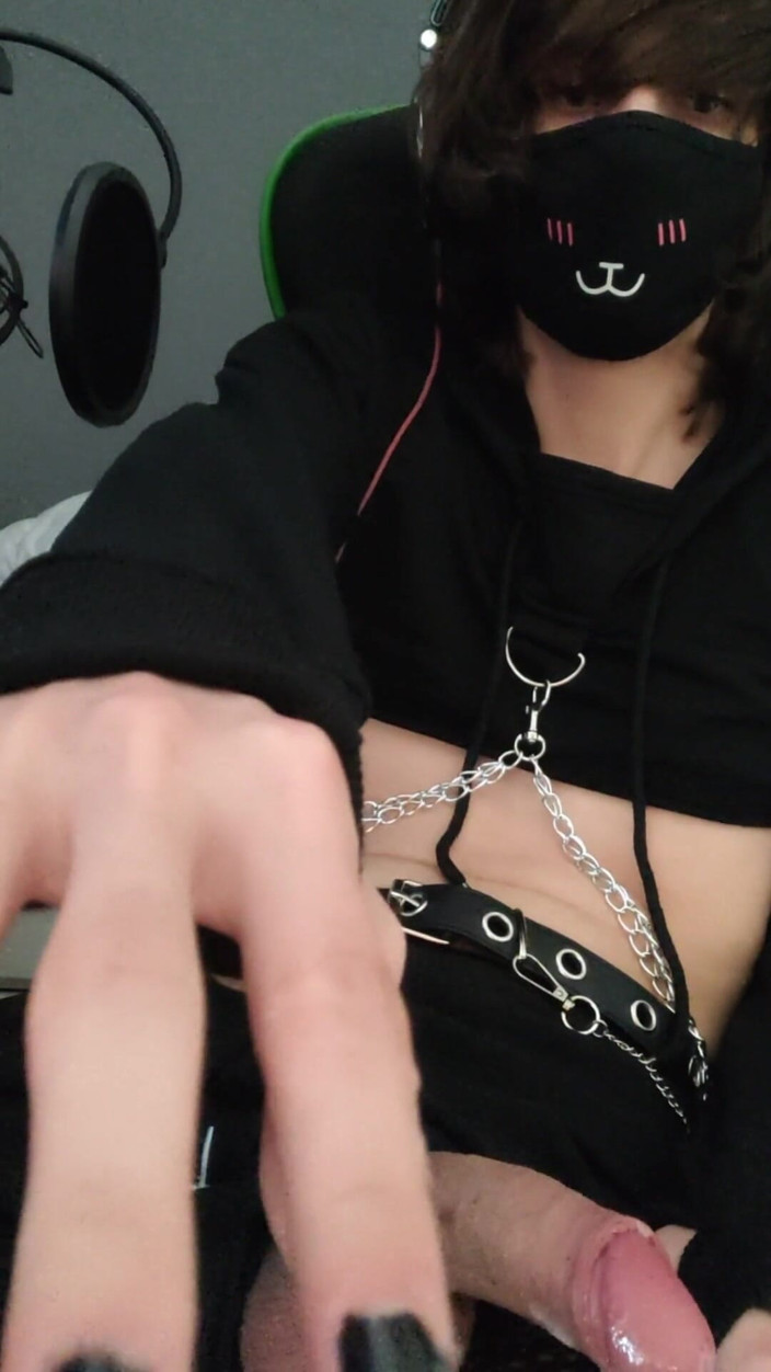 EmoFemboii: Hloupý chlapec dělá nějaké