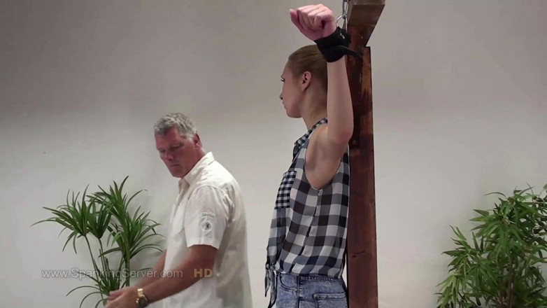 Spanking Server: Chelsy, brünette mit kleinen titten in einer brustpeitschen-session