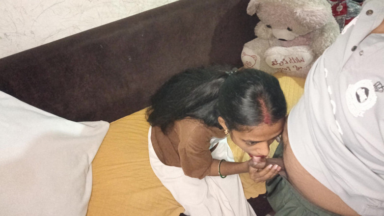 Truefuker: Desi Bhabhi zuigt aan de penis en geniet er ook...