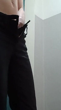 Sexig mager brunett i tighta jeans onanerar hårig fitta