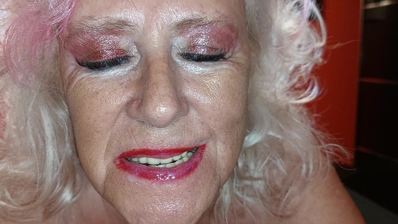 PureVicky66: ムラムラしたおばあちゃんが潮吹きされる