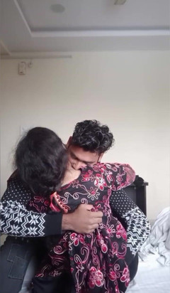 Akashamunir: Iubita mea indiancă sexy se fute pentru prima dată în casa...