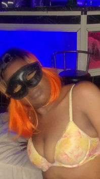 Zakar hitam besar eboni di sofa