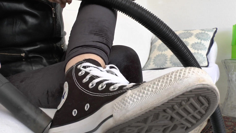 Lady Victoria Valente: Stofzuig stoffige sneakers en dan spuit je mijn sneakers af!...