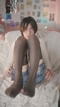 Ejaculare drăguță asiatică femboy adânc în gât