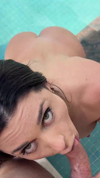 初めて顔を出した動画は、親友とセックスする動画でした