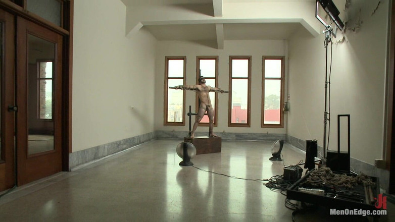 Men on Edge: Semental peludo caliente atado y atado por primera vez