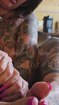 Tatty Tyler punheta e punheta com os pés
