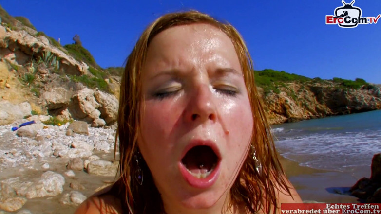 EroCom: Cette grosse aux gros seins naturels adore baiser à la plage
