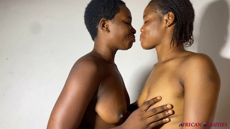 African Beauties: 뜨거운 레즈비언 소녀들이 자연스럽게 사정한다