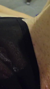 Sexy milf clitóris orgasmo através da calcinha com a ajuda de um vibrador..