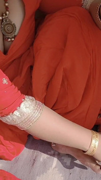Bhabhi Punjabi memukul kukunya di atas bumbung