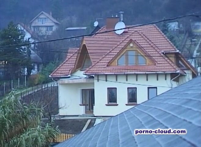 Porno Cloud: Дівчину жорстко трахають у груповусі
