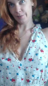 Zginanie mięśni. Niestandardowe. Ruda dziewczyna