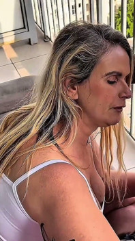 Rubia casada MILF disfruta de la polla negra en pelaje