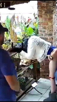Camera mi-a surprins soția futându-mi cei mai buni prieteni în timp ce sunt la serviciu