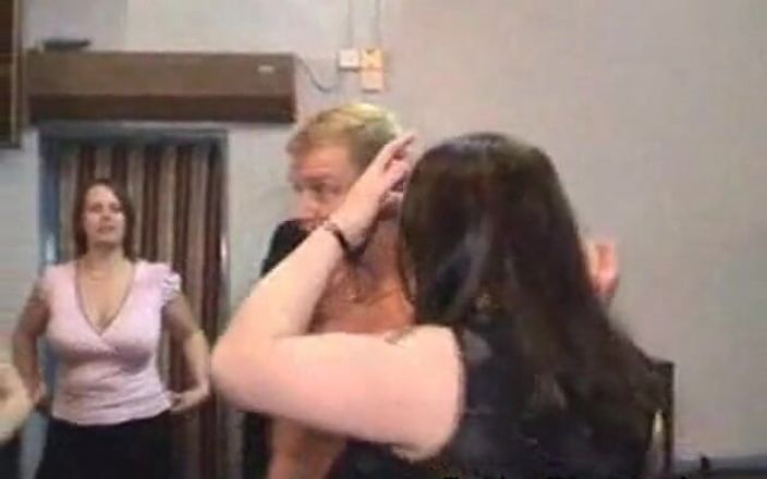 Behind The Towel: Lief en pittig: stripper serveert slagroom fantasie