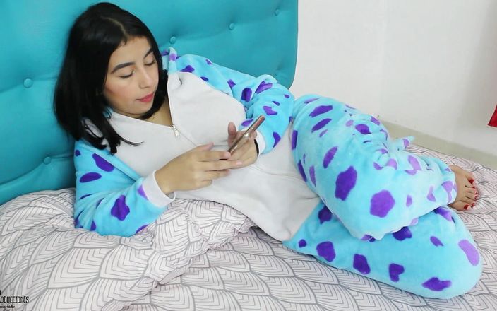 Vayolet: 내 의붓여동생에게 우리가 놀라고 제안하고, 내 방에서 그를 기다려, 존나 발정나서 그의 맛있는 자지를 먹어 - 스파에서 포르노