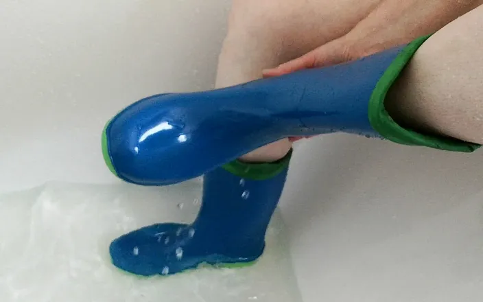 Bouncy Tits Action: Rubberboots in bathtube
