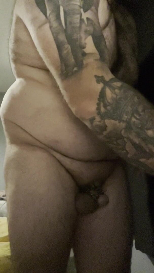 Shaun Cbt: Perhambaan zakar yang melampau meliputi stoking dengan pengapit puting