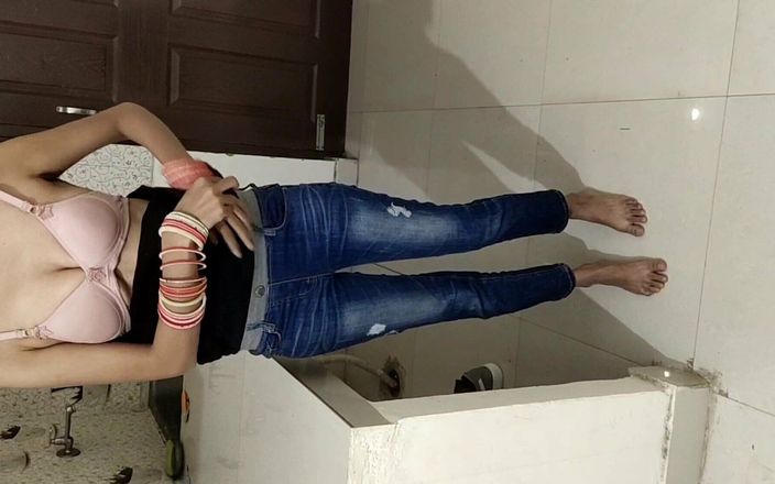 Saara Bhabhi: Sexy čerstvě vdaná pandžábská dívka se dívá na své tělo