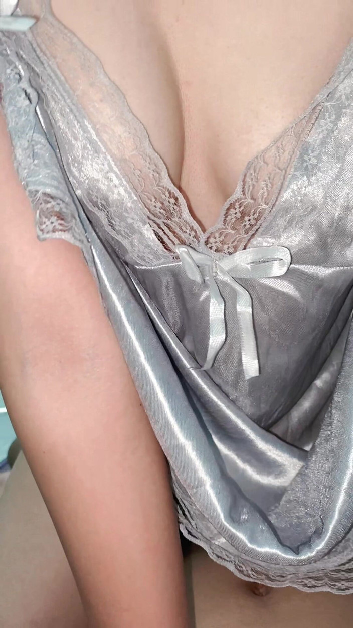 Bella Ivanka: リビングルームでの元カノのチンポフェラチオ