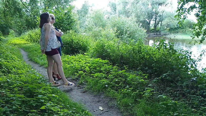 Assol: Duas meninas pararam no lado da estrada para fazer xixi,...