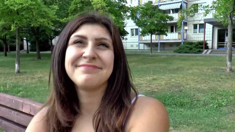 Best Amateur Sex: Ładne dziewczyny podpinają się na nieznajomych i zostaje zerżnięta ostro...