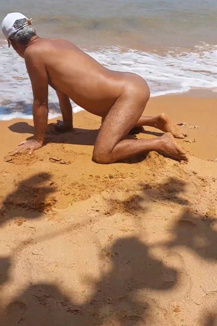 Ladysilvas: Ladysilva exhibe son cul sexy sur la plage à poil
