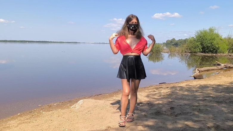 Juli Smith Meow: Aku pamer memek dan toket di pinggir sungai