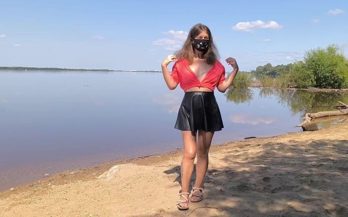 Juli Smith Meow: Saya Menunjukkan Pepek Dan Tetek Saya Di Tebing Sungai