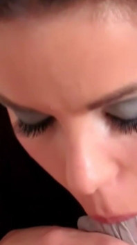La teen latina fa un footjob in nylon un pompino con sborrata in faccia