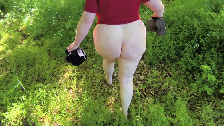 Bouncy Tits Action: Peitos completamente nus fodendo na floresta