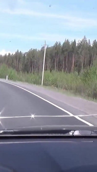 Cavalca verso la città con il vicino