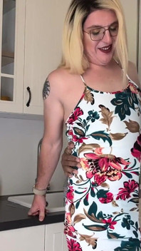 Hezká blonďatá Femboy ošukaná v kuchyni černochem
