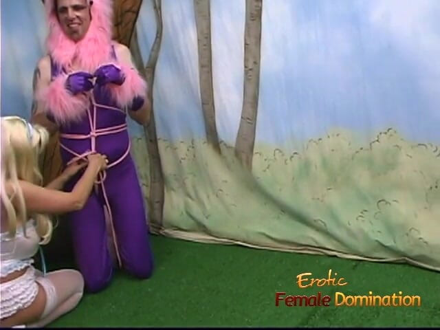Erotic Female Domination: 与丰满的金发女郎玩角色扮演恋物癖