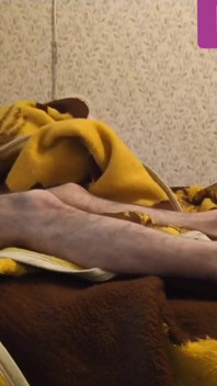 在我的床上，我把我的大鸡巴塞进我妻子的嘴里，然后我操她的阴户